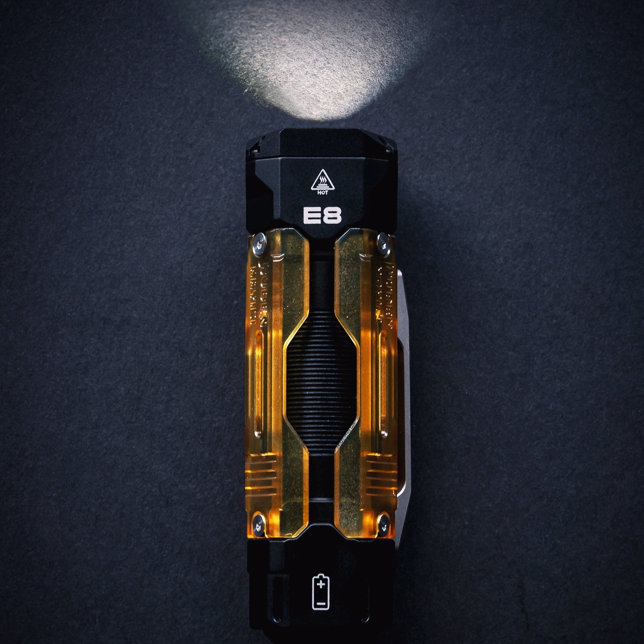 Wuben × NAYICI E8: Lanterna com design mecânico, luz UV e inovação extrema!